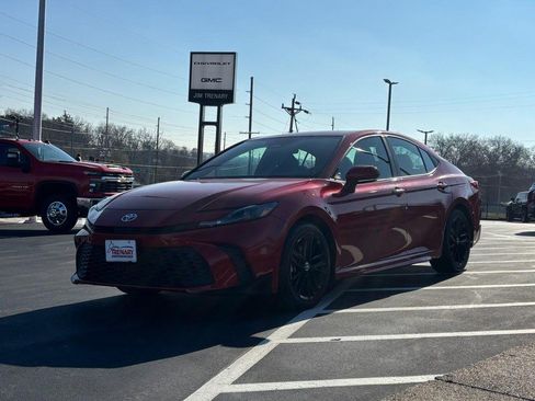 Used 2025 Toyota Camry SE image 8