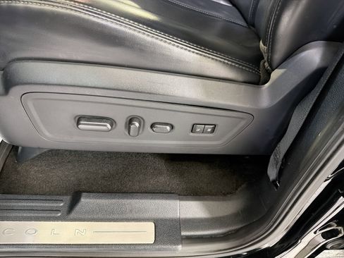 Used 2017 Lincoln Navigator Select RWD image 11