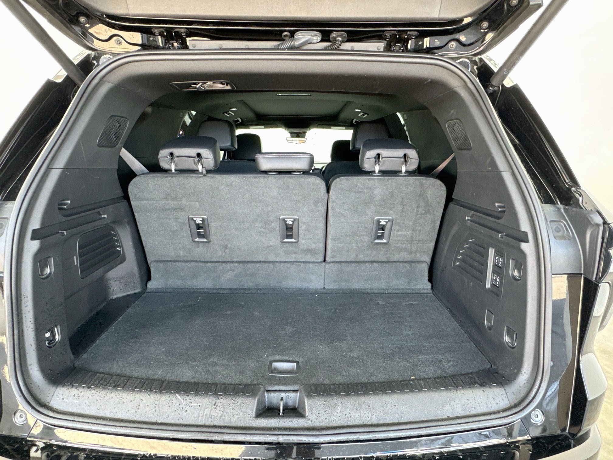 Used 2025 Chevrolet Traverse High Country FWD image 18