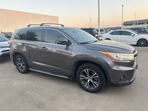 Used 2016 Toyota Highlander XLE FWD image 2