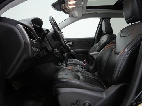 Used 2021 Jeep Cherokee Limited image 13