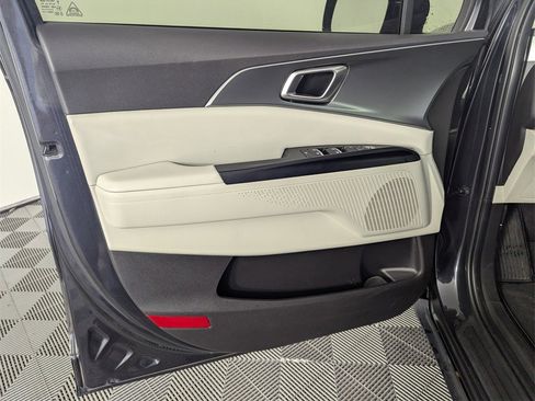 Used 2022 Kia Carnival LX image 18