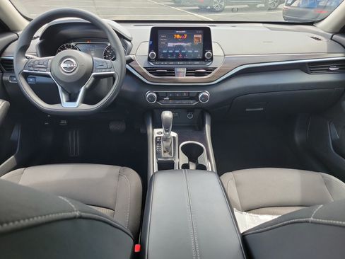 Used 2024 Nissan Altima 2.5 SV FWD image 12