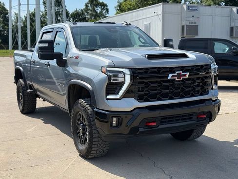 Used 2025 Chevrolet Silverado 2500 ZR2 AWD/4WD image 4