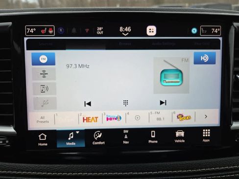 Used 2023 Chrysler Pacifica Limited w/ Uconnect Theater Family Group image 17