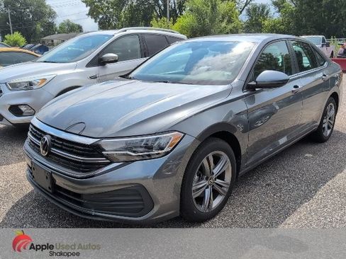 Used 2024 Volkswagen Jetta SE FWD image 2