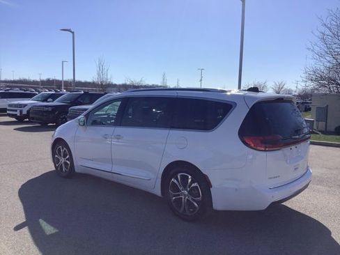 Used 2024 Chrysler Pacifica Pinnacle FWD image 4