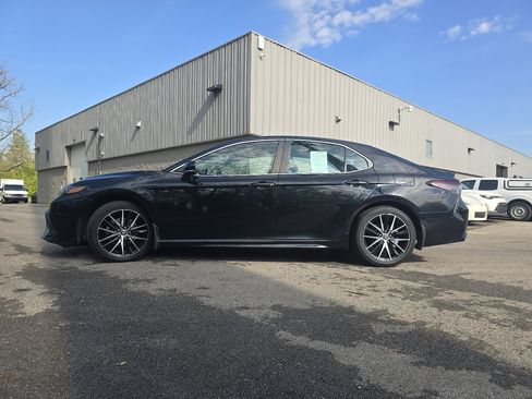 Used 2022 Toyota Camry SE w/ Convenience Package FWD image 10