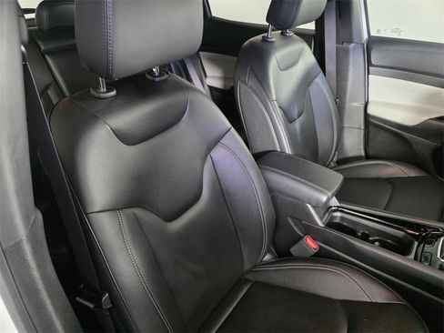 Certified 2025 Jeep Compass Limited image 32