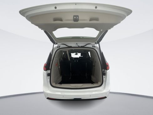 Used 2024 Chrysler Pacifica Limited FWD image 23