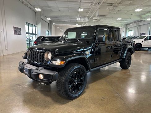 Used 2025 Jeep Gladiator Sport AWD/4WD image 3