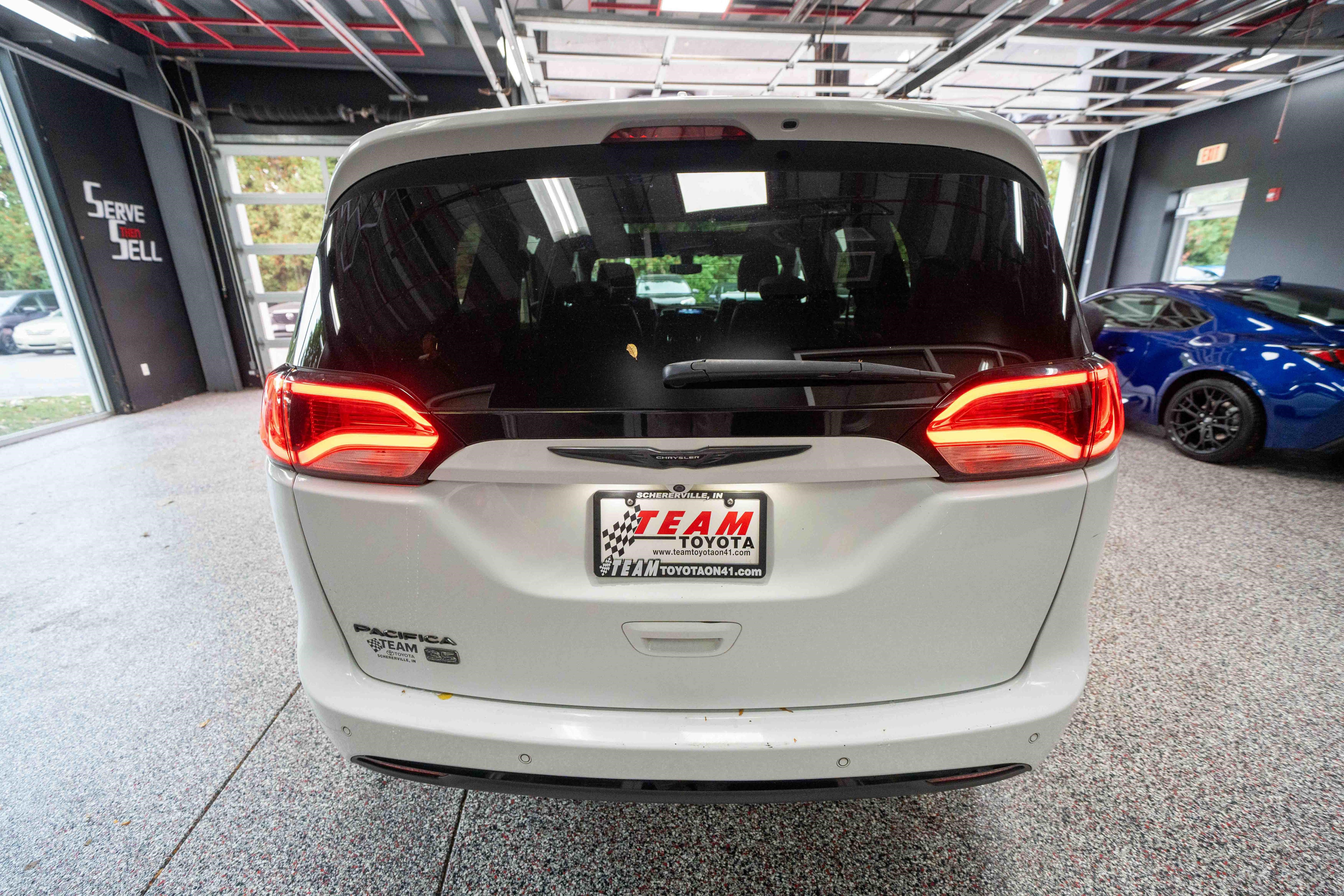 Used 2020 Chrysler Pacifica Touring-L FWD image 3
