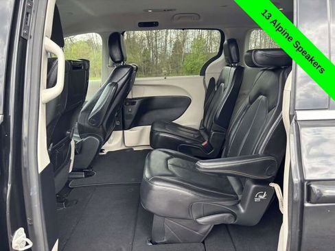 Used 2022 Chrysler Pacifica Touring-L w/ Uconnect Theater Family Group FWD image 24