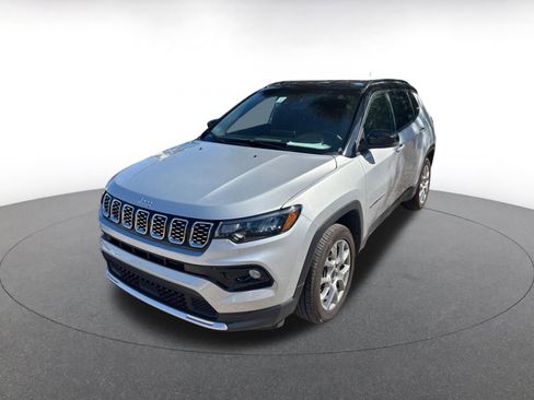 Used 2025 Jeep Compass Limited image 3