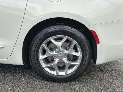 Used 2019 Chrysler Pacifica Limited FWD image 15