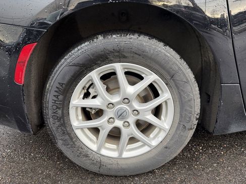 Used 2024 Chrysler Pacifica Touring-L image 9