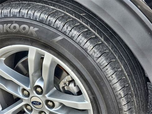 Used 2023 Ford Explorer XLT image 13