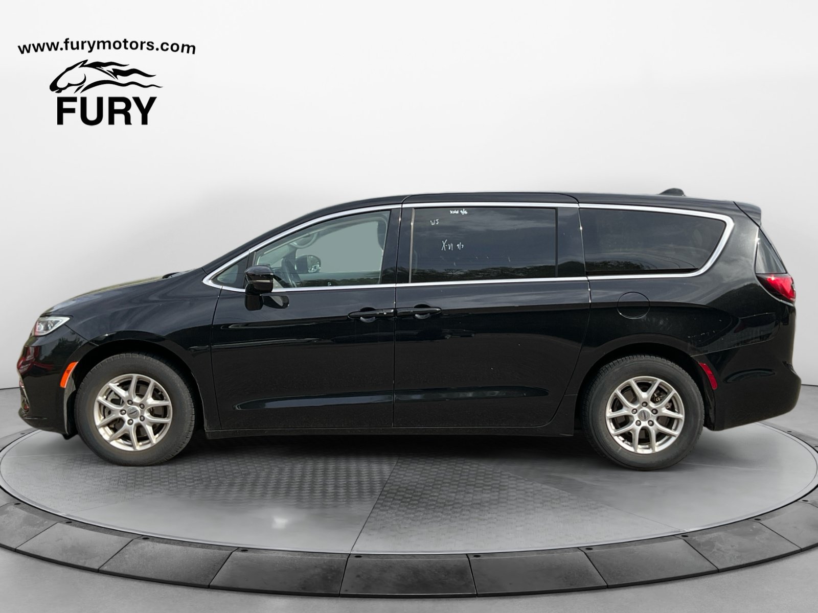 Used 2024 Chrysler Pacifica Touring-L FWD image 7