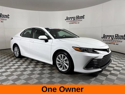 Used 2022 Toyota Camry LE w/ Carpet Mat Package (TMS) FWD image 4