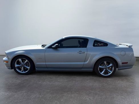 Used 2005 Ford Mustang GT RWD image 2