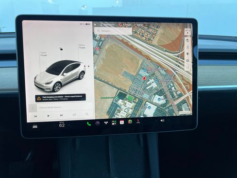 Used 2021 Tesla Model Y Long Range AWD/4WD image 32
