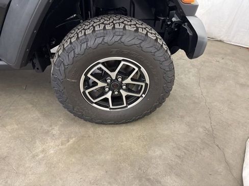 Used 2025 Jeep Wrangler Unlimited Rubicon w/ Technology Group image 23