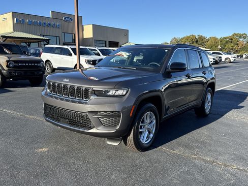 Used 2025 Jeep Grand Cherokee Laredo X w/ Luxury Tech Group I image 2