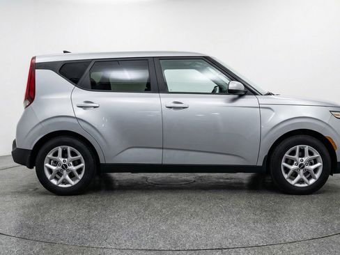 Used 2025 Kia Soul LX w/ LX Technology Package FWD image 11