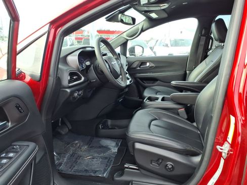 Used 2025 Chrysler Pacifica Select image 10