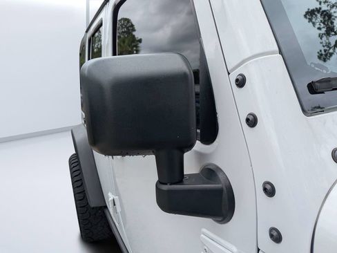 Used 2016 Jeep Wrangler Unlimited Rubicon w/ Connectivity Group AWD/4WD image 11