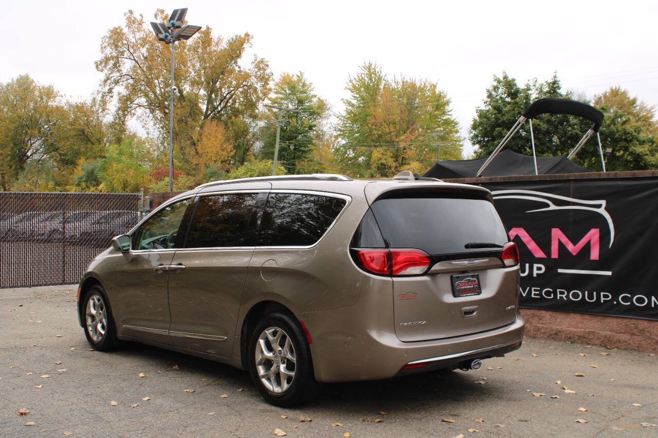 Used 2018 Chrysler Pacifica Limited FWD image 3