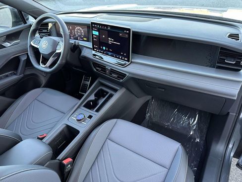 New 2026 Volkswagen Tiguan SE R-Line image 13