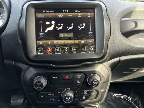 Certified 2022 Jeep Renegade Altitude w/ Convenience Group AWD/4WD image 16