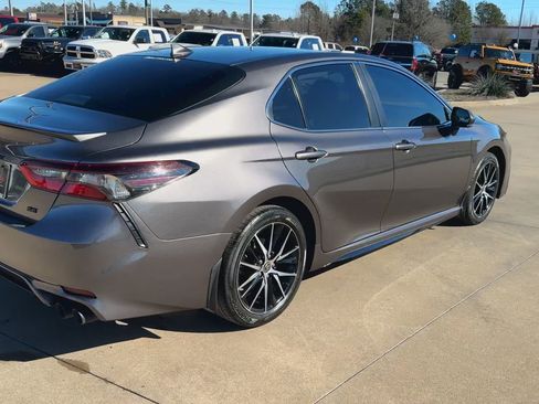 Used 2023 Toyota Camry SE image 9