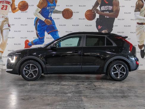 Used 2023 Kia Niro EX image 17