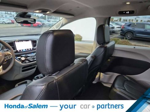Used 2024 Chrysler Pacifica Touring-L image 12