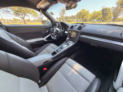 Used 2021 Porsche 718 Boxster RWD image 12