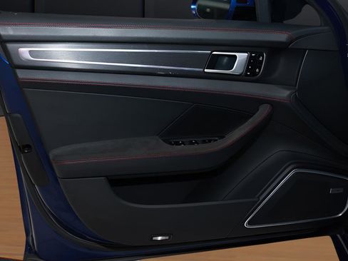 Used 2021 Porsche Panamera GTS w/ Premium Package image 22