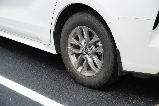 Used 2025 Toyota Sienna XLE FWD image 11