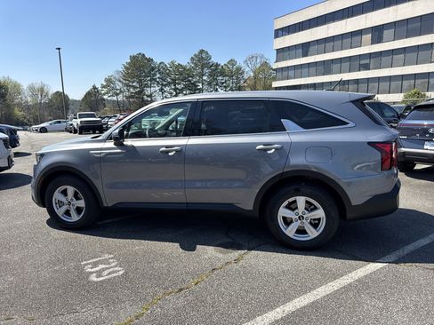 Certified 2022 Kia Sorento LX image 4
