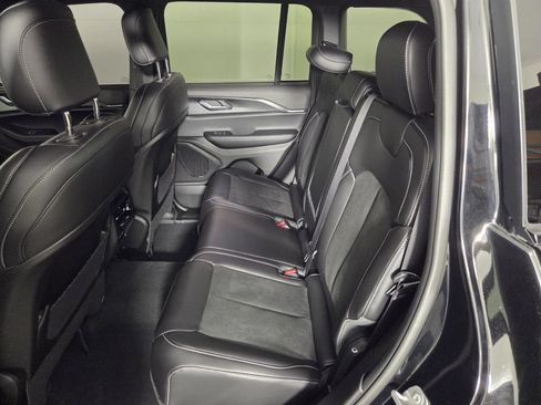 Used 2025 Jeep Grand Cherokee Altitude RWD image 23