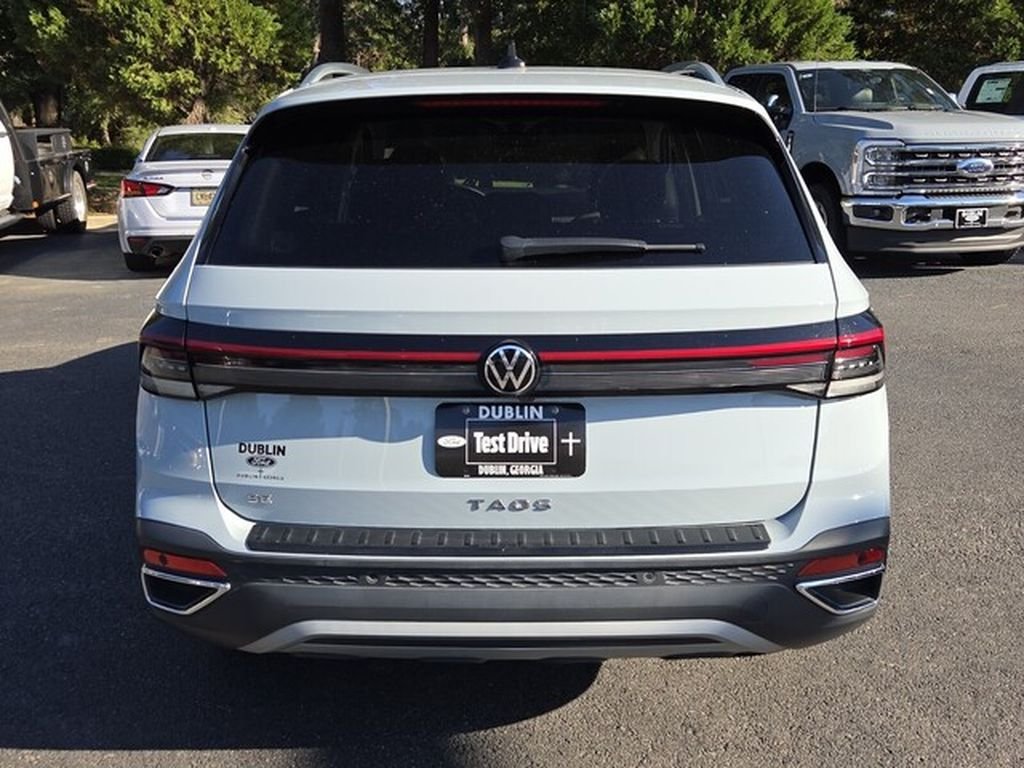Used 2025 Volkswagen Taos SE FWD image 12