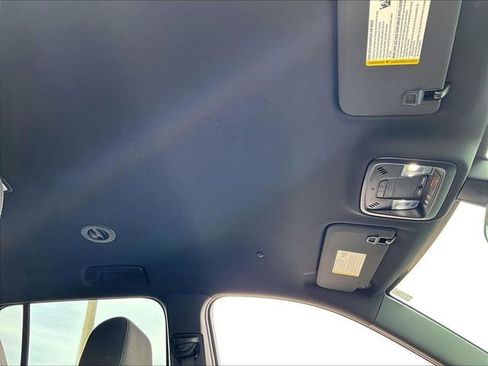 Used 2023 Chevrolet Traverse LT image 23