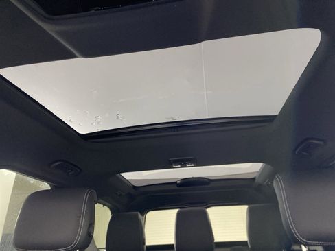 Used 2025 Land Rover Discovery S image 11