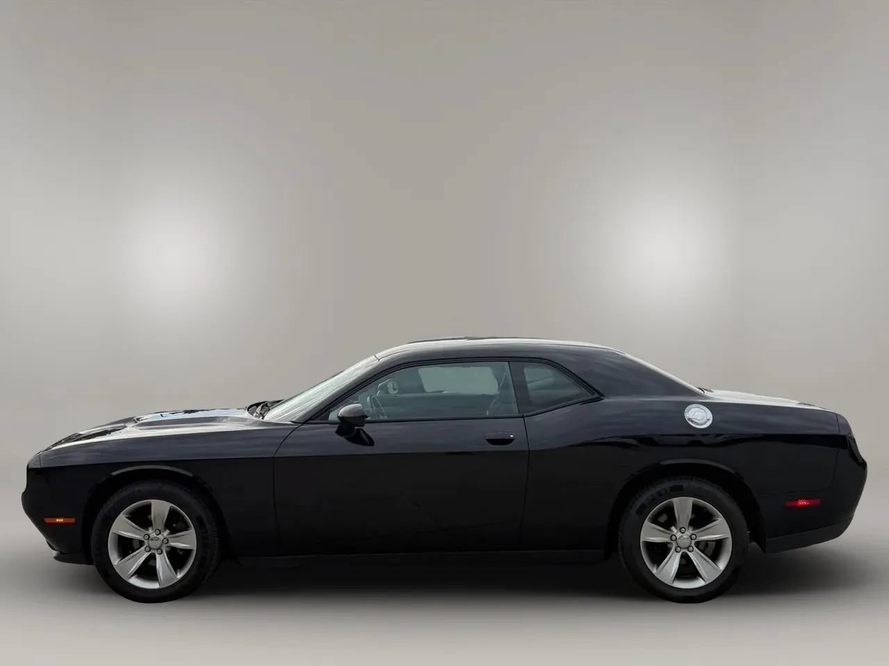 Used 2016 Dodge Challenger SXT w/ Cold Weather Group RWD image 4