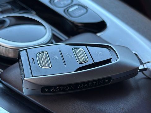 Used 2021 Aston Martin DBX AWD/4WD image 46