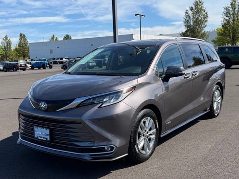 Used 2021 Toyota Sienna Limited AWD/4WD image 4