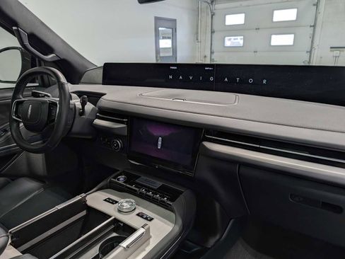 Certified 2025 Lincoln Navigator Reserve w/ Jet Appearance Package AWD/4WD image 43