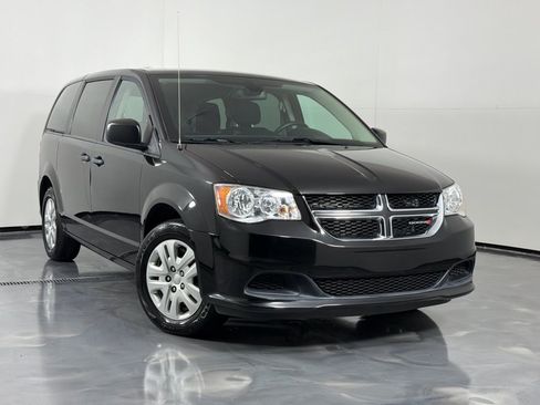 Used 2019 Dodge Grand Caravan SE FWD image 2