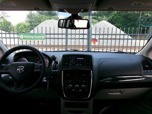 Used 2018 Dodge Grand Caravan SE w/ UConnect Hands-Free Group FWD image 20